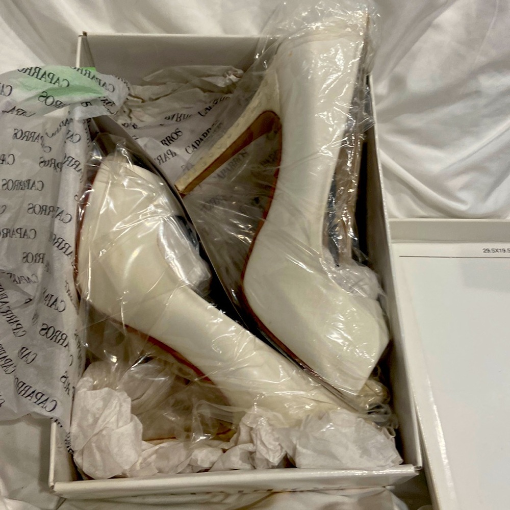 Caparros chante ivory satin beater hills